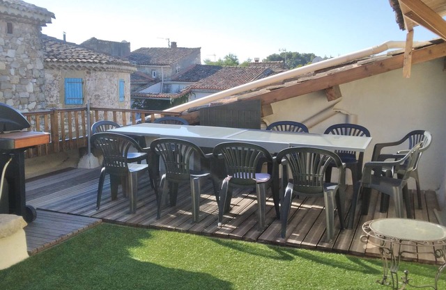 Agréable maison de village, proche Nimes avec terrasse et salle de jeux