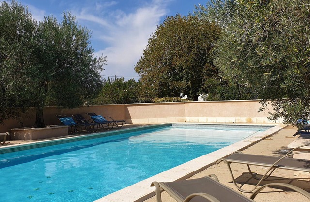 gîte "La treille" dans mas provençal avec piscine
