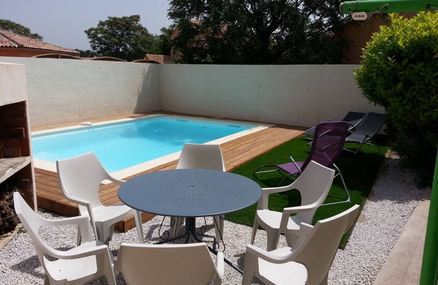 Agréable maison dans un joli village viticole Pézenas/Nizas avec piscine
