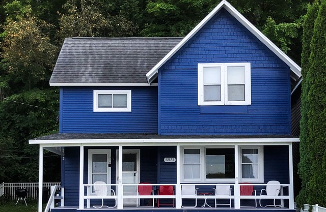 Pleasant lake house w/ free cable, guest kayak, set on trail - dogs allowed
