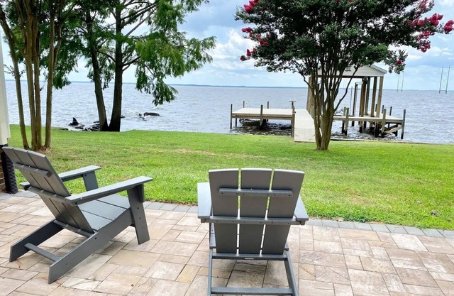 Pleasant Sounds WATERFRONT home in Edenton