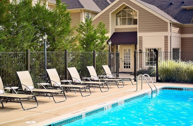 Pleasant Stay, Convenient Location! 3 Relaxing Units, Free Parking, Pool