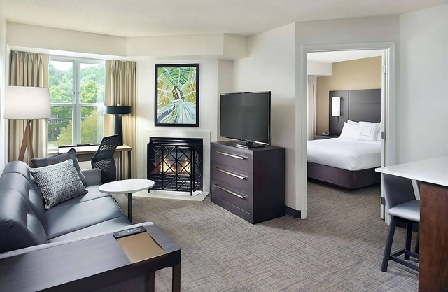 Pleasant Stay! Spacious and Pet-friendly 2BR Suite, Free Breakfast, Outdoor Pool