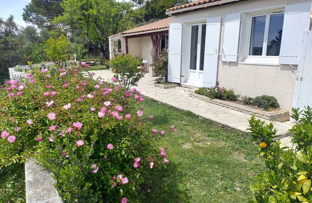 Agréable villa + piscine sur les hauteurs du village, sans vis à vis.