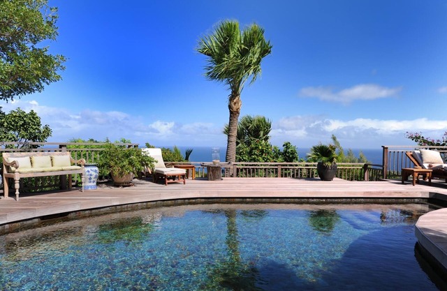 Piscine chauffée en pierre de lave, Jardin tropical luxuriant, Repas en plein air, Aires de détente, Wifi gratuit