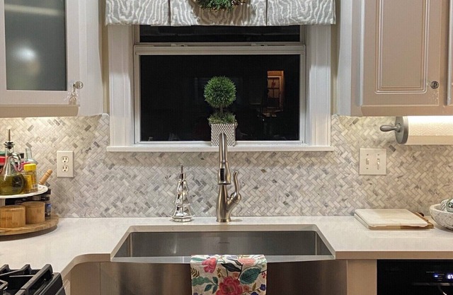Cozy corner lot home, 10 min. from the campus of Ole Miss. Food delivery avail.