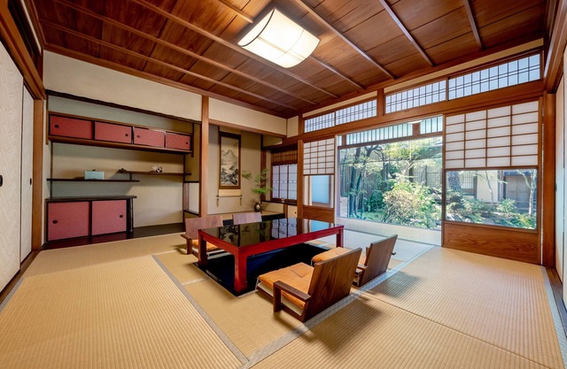 Please spend quality time in one of the Kyoto's largest townhouses.
