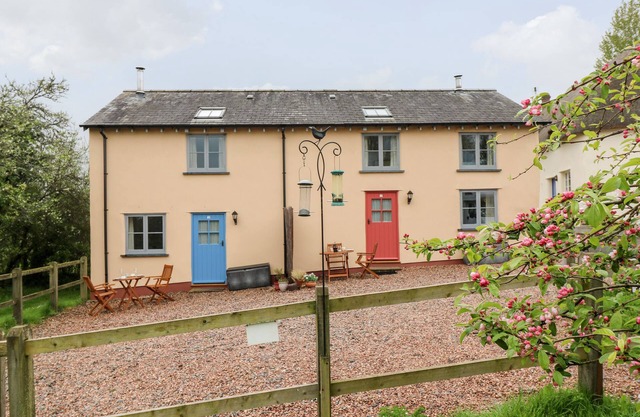 Plum Cottage, CRÉDITON