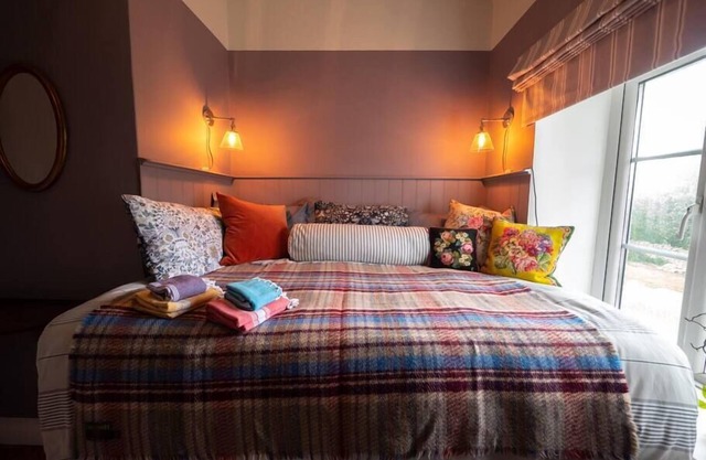 Plum Cottage: Sleeps 8