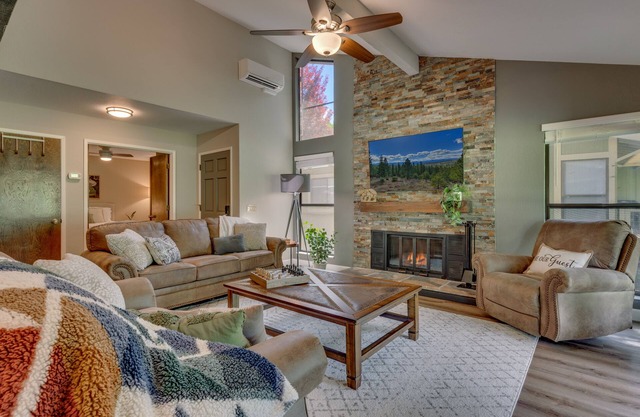 Spacious 4bd + On the Golf Course + Coffee Bar + Shuffleboard