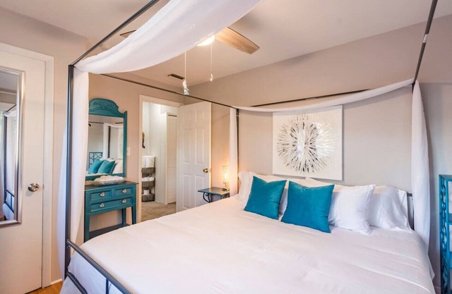 Plush K&Q Beds w/ Hot Tub near St Pete & Beaches