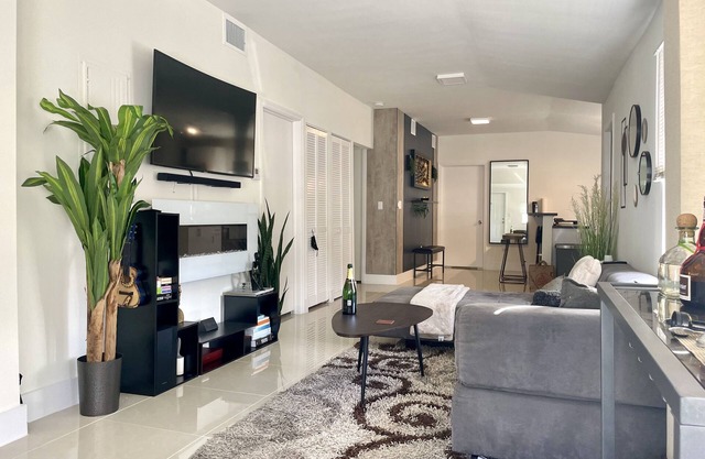 Plush Modern 2 BD Home with Jacuzzi Near Wynwood-Design District