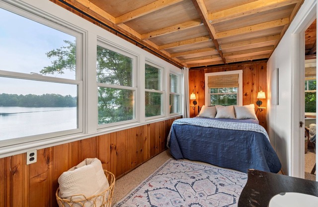 Plymouth's Little Red Cottage: 3-BR cabin w/ WiFi, full kitchen, & lake access!
