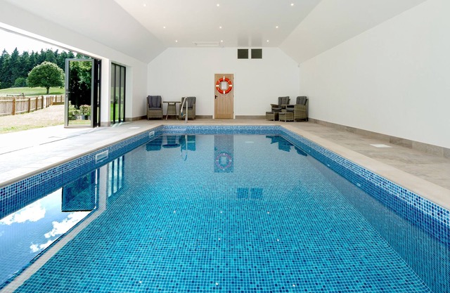 Poachers Barn, 3 bed luxury house with pool