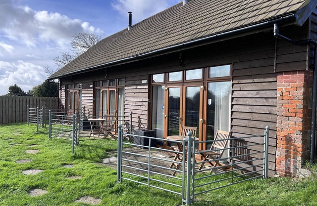 Poachers Hut - Captivating 1-bed Cottage Shorwell