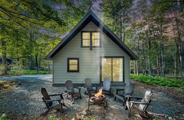 Pocono Chalet with AC, Heating, Fireplace, Firepit, Wi-Fi, Griddle grill, Deck