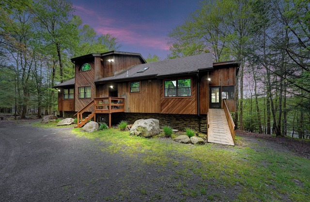 Pocono House W / Outdoor Hottub, Pet Friendly, 2 Canoes, Kayak & Firepit