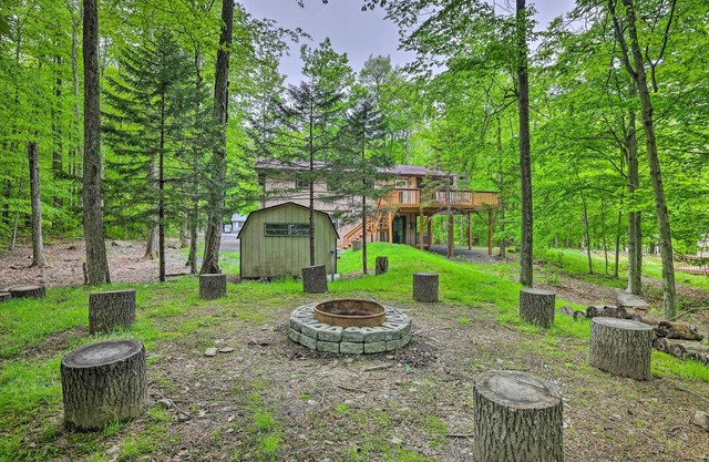 NEW! Gorgeous Chalet w/ Deck, Fire Pit & Sunroom!