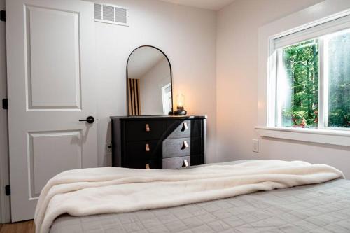 Pocono Mountain Retreat with Hot Tun and Sauna