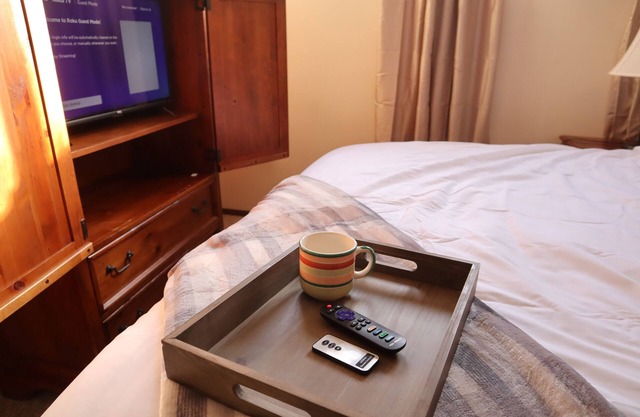 Poconos Camelback Retreat-Pet Friendly, Ski-In/Out, Pool, Waterpark, Outlet Mall