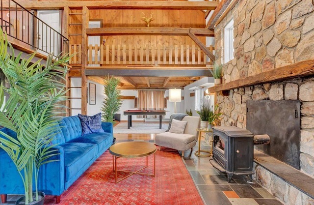 !WOW! *POCONOS CAVE/PRIVATE POND/MINS TO CAMELBACK