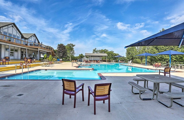 Poconos Getaway: Indoor Pool, Walk to Chair Lift!