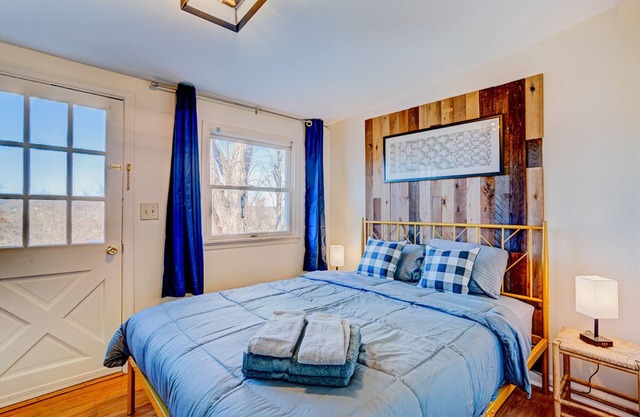 Poconos Mountain View Cottage Near Skiing, Hiking NO CLEANING FEE!