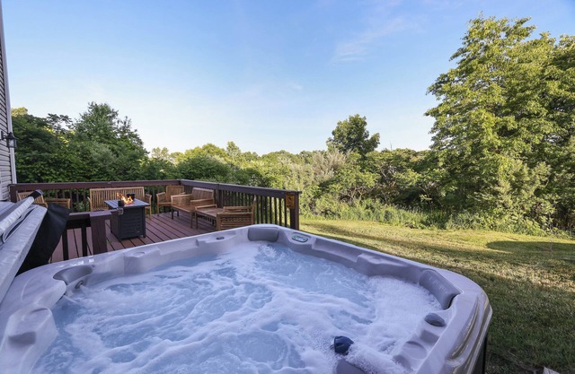 Poconos Secret Spa - COLD PLUNGE, HOT TUB, and SAUNA- 10 Beds 3.5 Bath Home