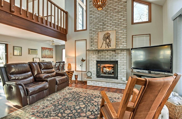Poconos Home w / Fire Pit, Hot Tub, Deck & Grill!