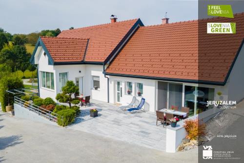 POD OREHI - Hiša na podeželju - RAZPRŠENI HOTEL Jeruzalem Slovenija