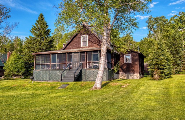 Cabane rustique de 4 chambres sur les rives du lac Mooselookmeguntic