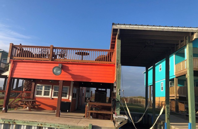 "Pogue Life" Intercoastal Fishing Camp with boat lift Sargent, Texas