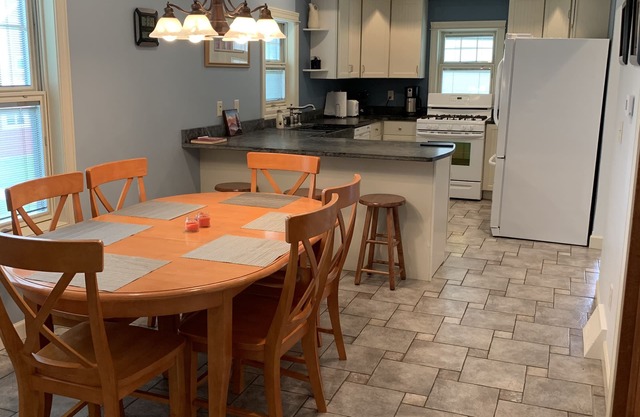 Grande maison, confortable, au calme, avec tout ce dont vous avez besoin et plus encore.