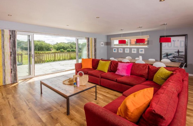 PointBreak Sleeps 12 with hot tub-Great celebration house-Dog friendly