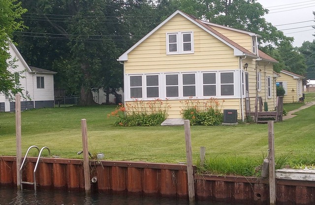 Home with Canal frontage for your boat in Algonac