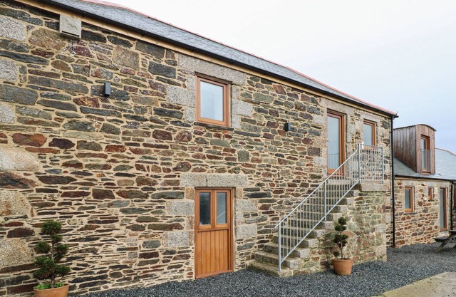 POL VIEW, family friendly, character holiday cottage in Helston