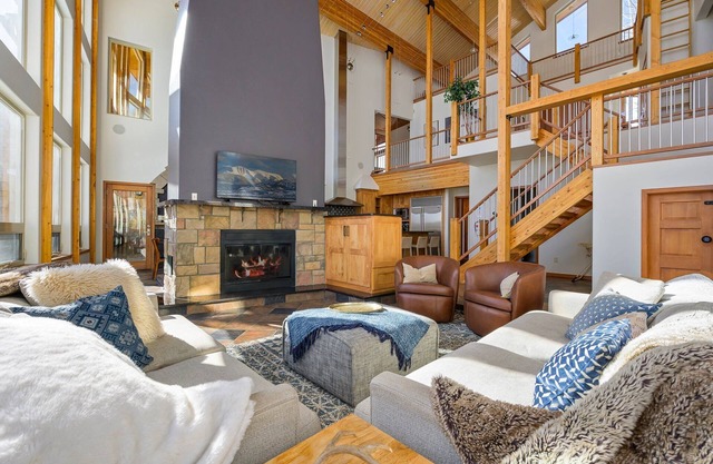 Pole Creek Luxury Home 2940 I On Golf Course I Hot Tub I Views I Best Price I FREE Adventures Daily
