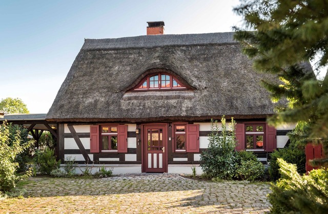 Pommernhaus Seevogelhof in Rieth Kamin Ruderboot - Thatched half-timbered house, fireplace, rowing boat,