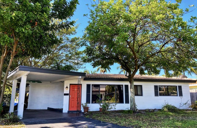 Pompano Beach oasis on the canal! Minutes from the beach.