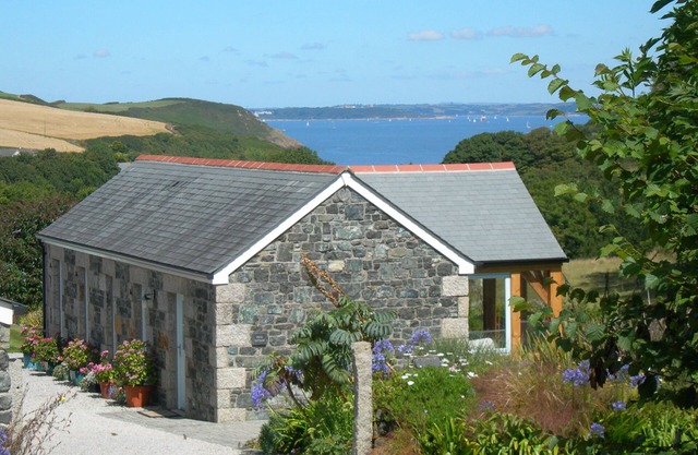Pond Cottage - chalet de luxe avec vue sur la mer sur une vallée boisée