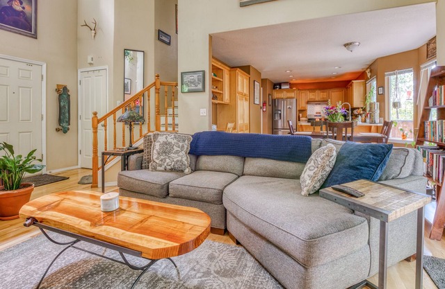 Pond, Hot Tub, Sauna! 3/2 Home Close to Portland & Mt Hood: Duck Crossing