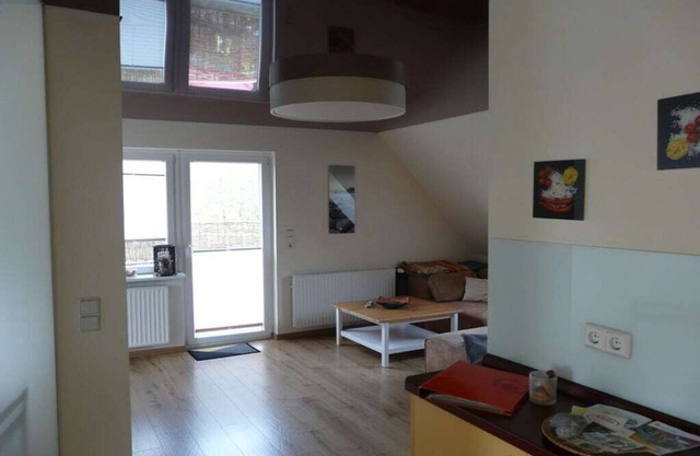 Vue sur l'étang dans la maison au bord de l'étang