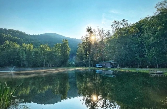 Pondside cabin next to a river with kitchen and bath. Kid/Pet Friendly. Roku TV