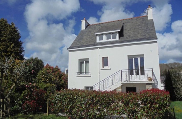 Maison spacieuse, jardin 800 m² avec terrasse. Centre PONT AVEN (10 min plages)