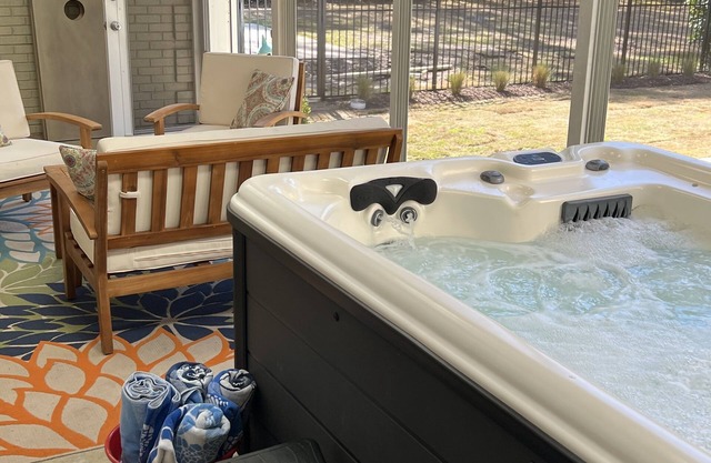 Pool 2024, Hot Tub, Near Beaches and Historic area!