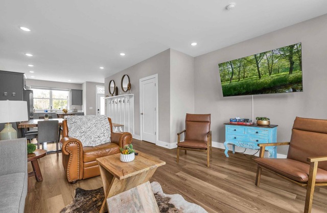 Pool! 4K TVs! Walkable to Riverwalk & Bike Rentals