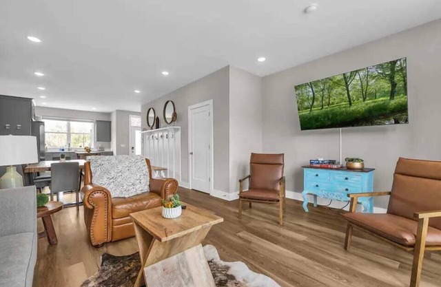Pool! 4K TVs! Walkable to Riverwalk & bike rentals