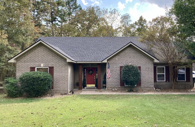 Beautiful 5 bed 2bath in Diamondhead Resort with hot tub and golf course!