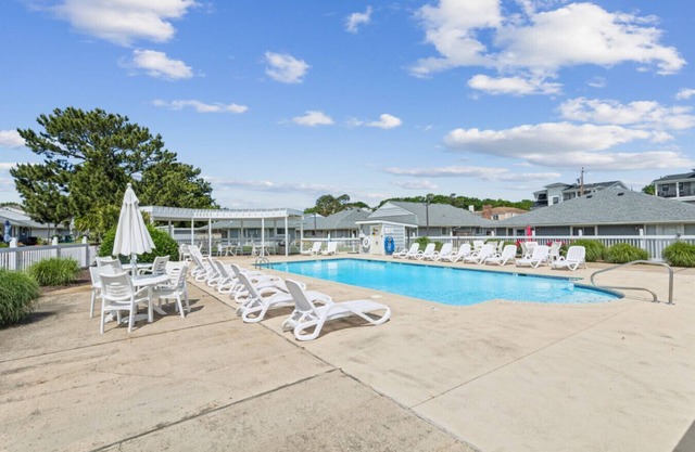 Accès à la piscine North End Condo, à seulement un pâté de maisons de la plage!