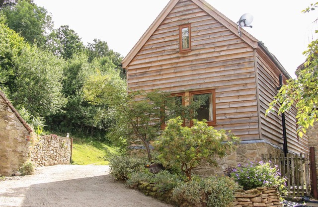 POOL BARN, family friendly, character holiday cottage in Craven Arms